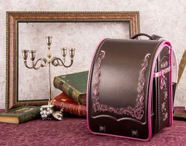 《東京迪士尼推出小學生書包》讓小朋友上學也像個小公主一樣~