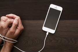 被手機綁架《Nomophobia 無手機恐懼症》感覺現在人人都有呢...都變通病了 被手機綁架《Nomophobia 無手機恐懼症》感覺現在人人都有呢...都變通病了