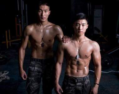 火辣肌情照《韓國海軍陸戰隊曬照引起網路轟動》網友：這尺寸我們可以(๑•̀ㅂ•́)و✧