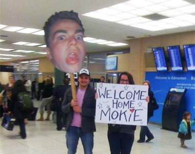 一入境就變成主角《忍不住淚笑的接機場景》好想找地洞鑽進去阿...(羞)