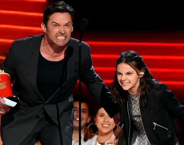 《金鋼狼父女一起領獎》這是舞台上最可愛的畫面