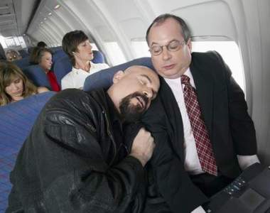 《如何讓自己在飛機上睡的安穩》大概就是後面的人不要一直踢椅子吧ww