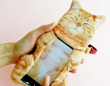 《摸摸貓咪手機套》可愛的翻肚設計讓人更想拼命滑惹