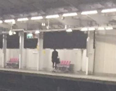 推特瘋傳《車站詭異全黑人影》難道是柯南裡的黑影犯人真實版？ww