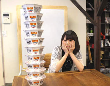 《日清新款泡麵宣傳手法》直接找美少女嗑十碗給你看