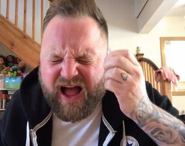 《戴耳機聽音樂唱歌的理想與現實》小心別唱出聲~旁邊的人會被嚇到