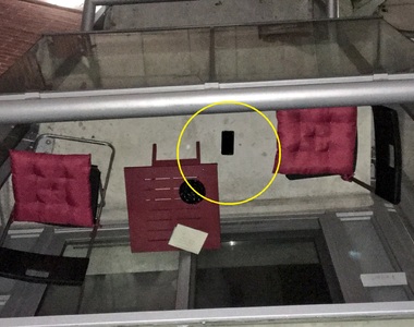 世界上最遠的距離　就是手機掉到樓下陽台去了......