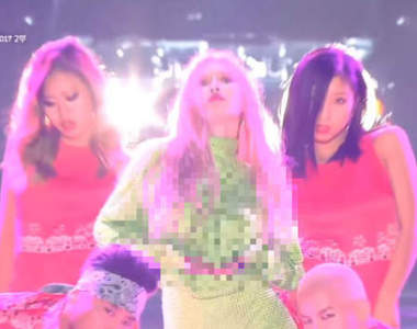 年末舞台《泫雅新歌MV托胸手勢》惹爭議 看的台下其他藝人都傻眼