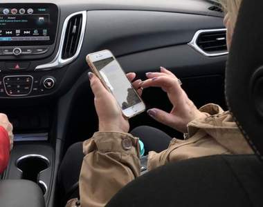 網友熱議《媽媽們的拿手機姿勢》是不是全世界的媽媽都用這種姿勢拿手機的啊?