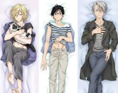 《YURI!!! on ICE可脫式抱枕套》夜晚的三人性感到讓人血脈賁張…