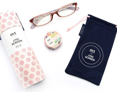 紙膠帶眼鏡聯名《mt × JINS SCREEN》還包含同樣款式的眼鏡盒與紙膠帶耶~