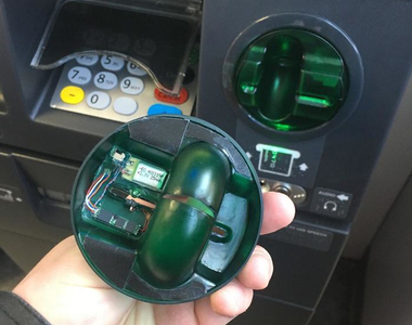 竊資注意《扯到爆的ATM提款機詐騙手法》長這樣一般人根本分不出來啊...