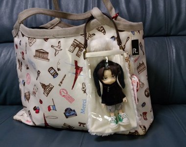 日本百元商店創意《兔寶寶手機套可當小痛包》怕太招搖的話小小一個剛剛好