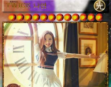 粉絲自製《TWICE遊戲王卡片》在檯面上覆蓋一張林三歲結束這回合