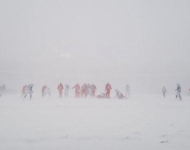 到底有多狂熱《大雪中的美式足球賽》都看不到球員了是堅持什麼...