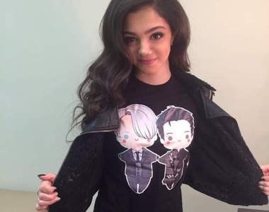 《俄羅斯滑冰女神》身上的T恤居然是《YURI!!! on ICE》同人T~讓人覺得女神零距離