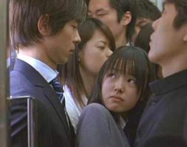 女生眼中《最困擾的電車行為》比性騷擾更討厭的歐吉桑行為究竟是？