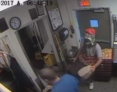 竟然有人敢穿《穿可樂裝搶劫》難道是最危險的服裝就是最安全服裝嗎