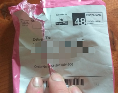 《收到來自中國的奇怪包裹》裡面的東西是有什麼暗示嗎？