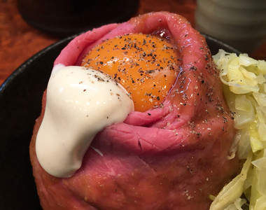 東京《超級生牛肉雞蛋丼飯》光是看到就口水滴成河啦（擦）