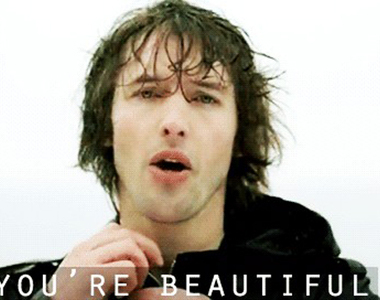 笑惹《美麗的你是情歌？》歌手表示：明明是跟蹤狂的故事