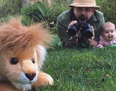 《可愛父女搞笑照》趁女兒還小的時候想盡辦法玩弄她（誤）