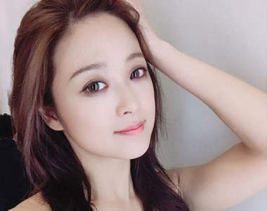 髮型的重要《鈴木奈奈》挽起瀏海的長髮造型完全變成不同人啦啊啊...