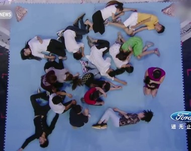 神奇《催眠德國犬》看著她的眼睛觀眾陸續倒地......