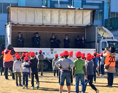 《小學版全員逃走中》爸爸們扮獵人超認真追捕逃亡者們ww