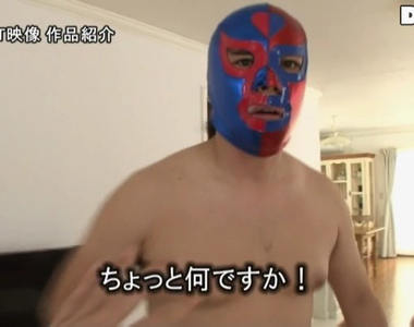 有病AV劇情《前摔角選手逃獄了》老公打不過逃犯只能眼睜睜看著……