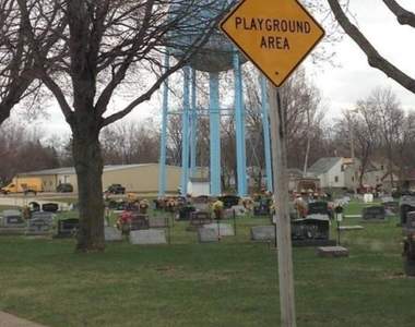 用途不明《讓人滿頭問號的標誌》為什麼要讓人在墓地玩耍啦（崩潰）