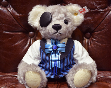 《黑執事 × Steiff 泰迪熊》聯名合作《謝爾泰迪熊》還不快點抱緊處理(♡˙︶˙♡)