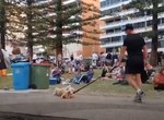 人前表演「我要散步但我不要回家」的狗 所有觀眾都笑了w 人前表演「我要散步但我不要回家」的狗 所有觀眾都笑了w