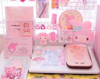 《熱愛粉紅色的17歲女孩》動態牆上滿滿各種繽紛的全粉紅