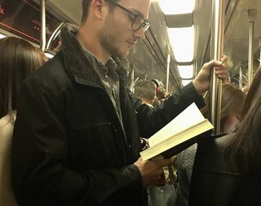 如此的專注《地鐵上的看書型男》認真的男人最帥氣了 ❤