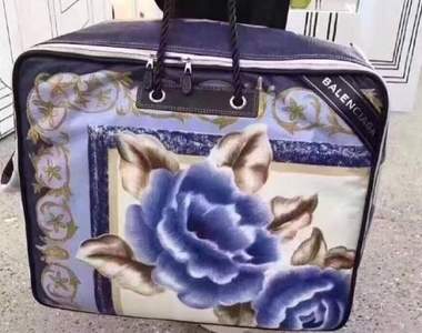 《巴黎世家棉被包》引領時尚的潮流之路不由分說