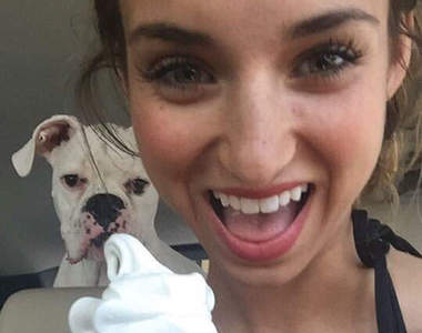 《最糟糕自拍》趴兔　拍照時請注意背景或倒影...