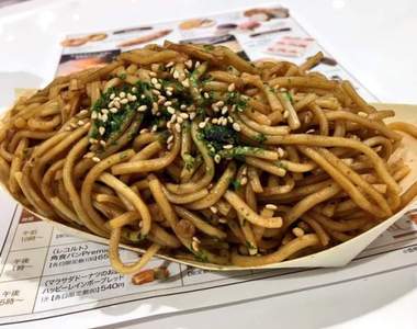 炒麵的逆襲《完全翻轉的炒麵麵包》明明是吃麵包卻還需要筷子ww