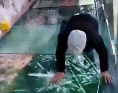 喪心病狂《懸空玻璃橋惡作劇》這種惡作劇我玩不起...