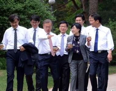 社群話題《韓國新任總統開拍偶像劇?》違和君你跑去哪裡惹ww