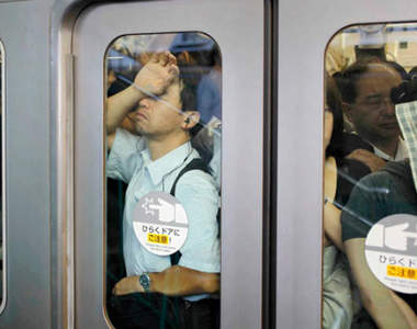 通勤族超有同感《滿員電車常有的事》擋你下車的守門員之類...