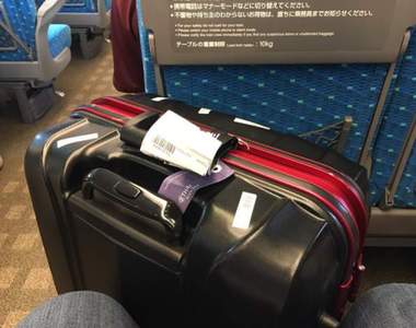 實用《搭車時的行李箱固定法》前提得坐到有餐桌的長途車才適用ww