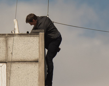 阿湯哥拍《不可能的任務6》特技出錯 直接撞上大樓看起來好痛...