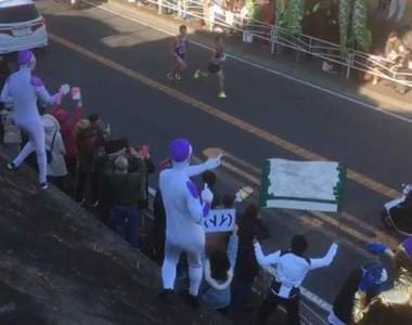 《箱根接力賽》弗利沙大跳戀舞亂入 你們根本是想干擾選手吧wwww