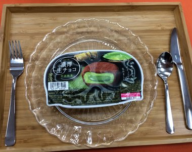 看了好想咬一口《生巧克力和抹茶麻糬冰淇淋》日本便利店商店7-11限定販售