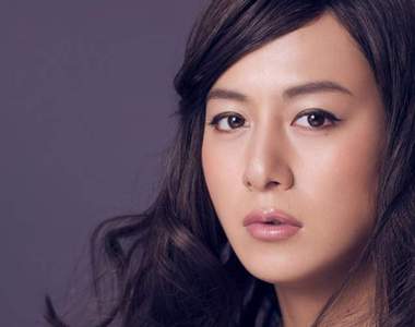 《男星扮女裝代言化妝品》結果又被網友一眼認出真實身分ww