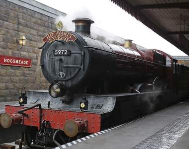 一家人出遊受困得到來自魔法世界的《霍格華茲特快列車》神救援