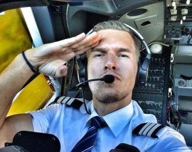 荷蘭《人魚線機長IG爆紅》開飛機練這麼壯做什麼啦w