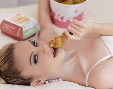 張嘴含進去吧《社群瘋超鹹濕肯德基吃法》看完反而不想吃雞腿而是吃......