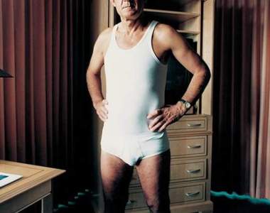 網友上網抱怨《收到爛爛的聖誕禮物》收到老爸穿過的內衣褲能幹嘛阿(ㆆᴗㆆ) 